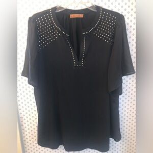 🖤🖤BEAUTIFUL PLUS SIZE BLING TOP WITH GOLD COLORED ACCENTS & SHEER SLEEVES🖤